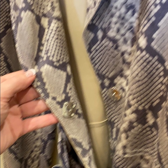Super soft Tahari “snakeskin” trench coat - Picture 4 of 4
